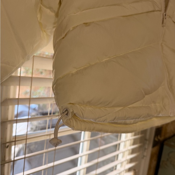 ALO Yoga Off-White Puffer Jacket - Picture 4 of 9